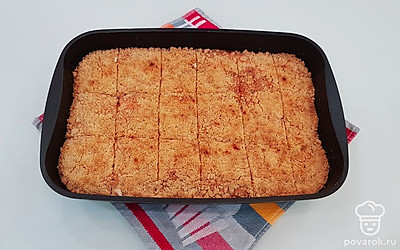 Испеченное печенье через 5 минут после доставания из духовки нарежьте на прямоугольники или квадратики. После чего выложите его в вазу для печенья или на плоскую тарелку.