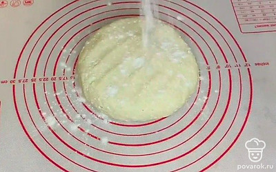 Добавьте 230 г муки и одну чайную ложку разрыхлителя. Тщательно перемешайте и замесите тесто.