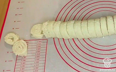 Скрутите тесто в рулончик и нарежьте на заготовки для печенья.