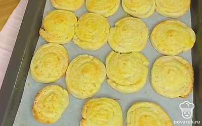 Смажьте сливочным маслом. Поставьте в разогретую до 180°C духовку на 20 минут.