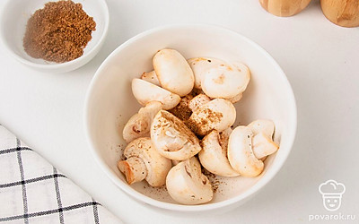 Переложите грибы в миску или пиалу - в ней должно остаться свободное пространство. Посыпьте грибы специями: именно они придают блюду вкус и нужную пикантность. Количество и вид приправы зависит от ваших предпочтений.