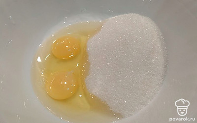В миску вбейте яйца. Добавьте сахар, ванилин и перемешайте. 