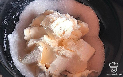 Разотрите сливочное масло, сахар и желтки до однородной массы, добавьте соль и ванилин.