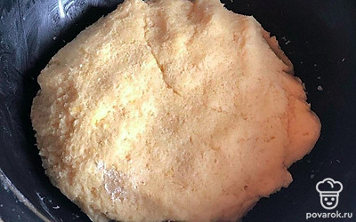 Всыпьте в полученную массу просеянную муку и аккуратно вымесите тесто.