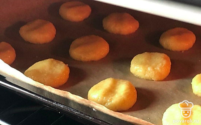 Отправьте противень с печеньем в разогретую духовку. Выпекайте 20-25 минут при 180 °С.