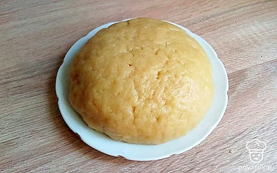 Муку соедините с ванильным сахаром, разрыхлителем и сахарной пудрой. Тщательно перемешайте. Добавьте немного воды и растительное масло. Замесите эластичное тесто. При необходимости добавляйте еще несколько столовых ложек воды. Дайте тесту полежать в холодильнике 30 минут, тогда работать с ним станет гораздо легче.