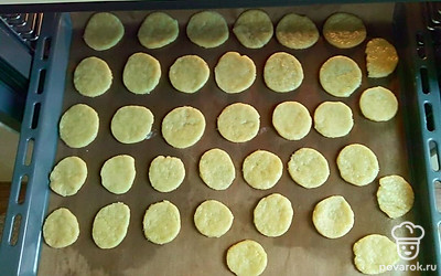 Раскатайте тесто и повырезайте кружочки. Для этого используйте стакан или форму. Отправьте готовые кружочки в духовку и выпекайте при температуре 180 градусов 10 минут. Если печенье достаточно толстое, то убавьте температуру до 160 градусов и выпекайте до готовности.