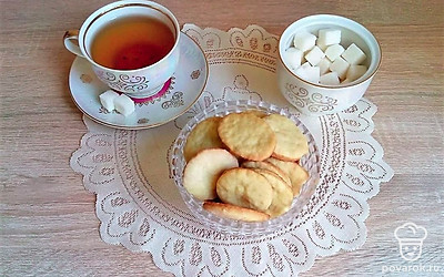 Готовое печенье достаньте их духовки и дайте ему немного времени для остывания. Отправьте печеньки в тарелку подавайте к горячему чаю.