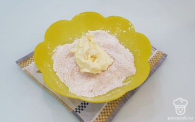 К сухой смеси добавьте мягкое сливочное масло. Руками смешайте все ингредиенты так, чтобы у вас получилась крошка.