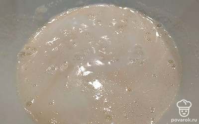 Влейте молоко, перемешайте.