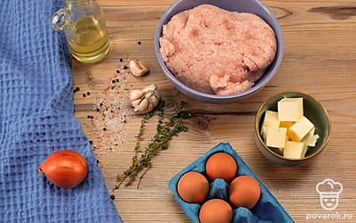 Заранее достаньте сливочное масло из холодильника. Лук и чеснок очистите и нарежьте мелкими кубиками. Разогрейте духовку до 200°C.