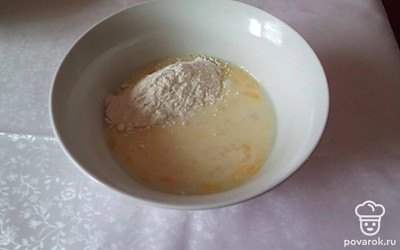 Помешивая, добавьте муку.