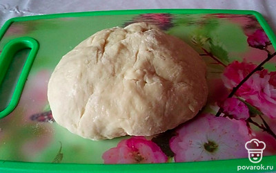 Замесите тесто, оставьте "отдохнуть" на 20 минут.