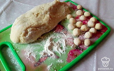 Сформируйте из теста небольшие шарики.