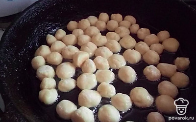 Жарьте на растительном масле на раскаленной сковороде 5 минут с каждой стороны.