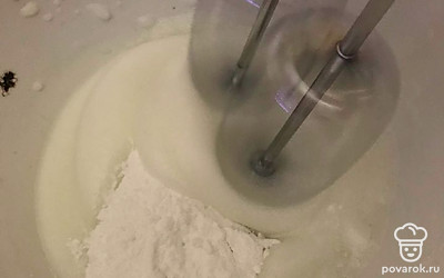 Белок соедините с сахарной пудрой, взбейте до пиков.