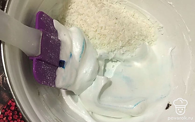 Добавьте муку и кокосовую стружку. Аккуратно перемешайте силиконовой лопаткой.