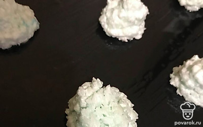 Отсадите печенье на лист для выпекания с помощью кондитерского мешка без насадки. Выпекайте при температуре 160 °С в течение 5 минут.