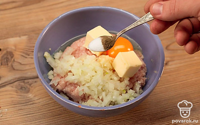 Соедините фарш с луком и чесноком, добавьте яйцо, масло и тимьян. Посолите, поперчите и перемешайте.