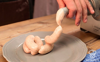 С помощью специальной насадки на мясорубку начините кишку получившимся фаршем.