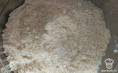 Муку и разрыхлитель перетрите со сливочным маслом в рассыпчатую крошку. Добавьте вареную сгущенку и все тщательно перемешайте. Тесто должно получиться очень приятным и мягким.