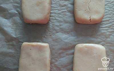 Сформируйте из теста плоские прямоугольники, как конфета «Коровка», размером примерно 7х4 см. Из этой порции теста получается 19 печенек. Слишком маленькие печеньки делать не нужно, они будут сухими.