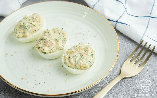 Фаршированные яйца мясом криля и укропом — Рецепт с фото