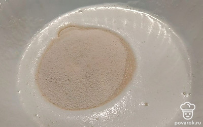 Добавьте манку и перемешайте. Оставьте на 20 минут.