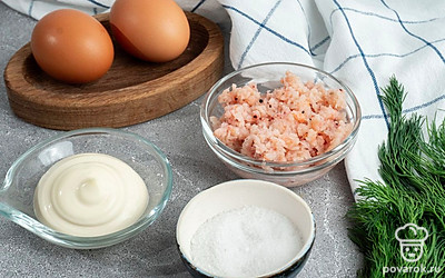 Убедитесь, что у вас есть все продукты в нужном количестве. Отварите куриное яйцо, хорошо промойте укроп.