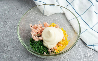 Очистите яйца, разрежьте пополам, уберите желток с помощью чайной ложки. Желток нарежьте на мелкие кусочки или натрите на терке, мелко порубите укроп. В салатной миске смешайте вместе майонез, укроп, желток и мясо криля, приправьте по вкусу солью и перцем.