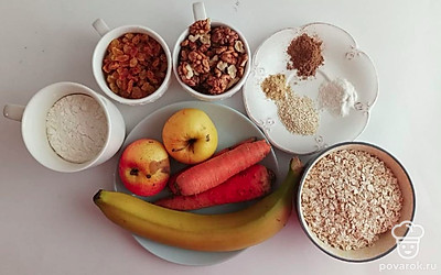 Фрукты и овощи положите в тарелку, затем высыпьте в чашки изюм, орехи, муку. Специи высыпьте в одну тарелочку.