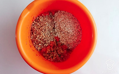 Банан измельчите до состояния пюре, затем натрите на терке морковь и яблоки. Орехи измельчите вместе с изюмом и овсяными хлопьями. Высыпьте все ингредиенты в одну большую тару и тщательно перемешайте.