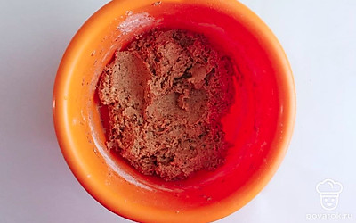 Посыпьте корицей и имбирем, затем перемешайте. Муку высыпайте частями, предварительно размешайте муку с разрыхлителем.