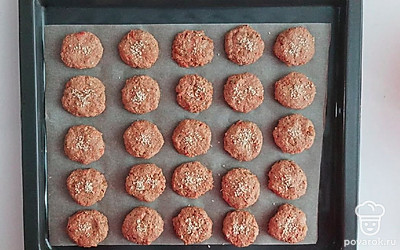 Лепешки формируйте из полученного теста, далее выкладывайте их на противень. Сверху посыпьте кунжутом. Выпекайте в духовке 30 минут при температуре 175 градусов.