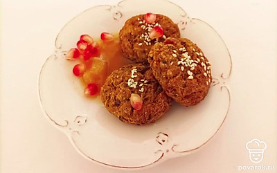 Подача морковного печенье очень многообразна. Сверху можете посыпать кусочками граната.