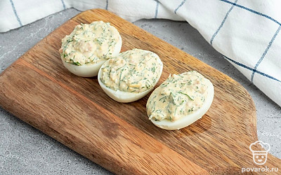 Выложите получившуюся начинку в куриный белок, хорошо ее распределите.