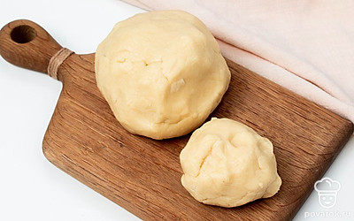 Замесите тесто. Сливочное масло натрите на терке. Муку просейте и смешайте с сахарной пудрой. Смешайте масло с мукой и замесите тесто. Разделите тесто на две неравные части в соотношении 1/3. Меньший кусочек теста заверните в пленку и положите в холодильник.