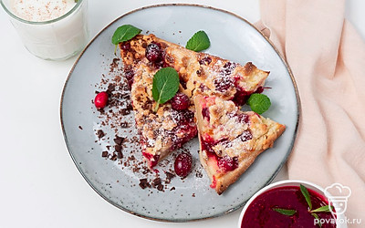 Перед подачей разрежьте печенье порционно и посыпьте сахарной пудрой.