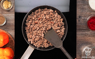 Приготовьте начинку. Отварите рис в подсоленной воде 15 минут. Фарш обжарьте на растительном масле в сковороде до готовности.