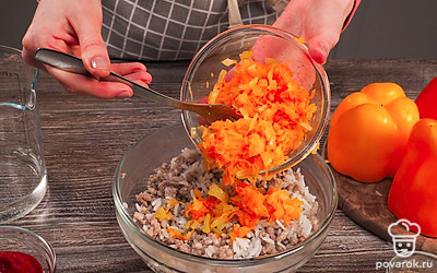 Приготовьте зажарку. Лук измельчите ножом, на мелкой терке натрите морковь.Чеснок пропустите через пресс. Лук и морковь обжарьте на сковороде с растительным маслом до мягкости. Разделите зажарку на две части. Первую половину смешайте с рисом и фаршем, поперчите, посолите и перемешайте. Вторую половину смешайте со сметаной, томатной пастой и чесноком.