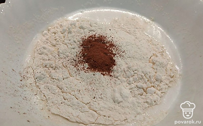 Затем добавьте муку, соду, корицу и перемешайте. 