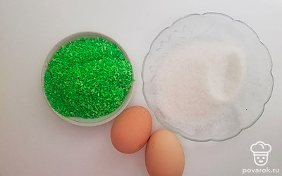 Сахар и кокосовую стружку насыпьте в емкости, а яйца положите на стол.