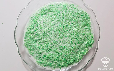 Яичные белки перелейте в глубокую миску, к яичным белкам высыпайте сахар. Миксером на высокой скорости взбейте белки с сахаром до белоснежной плотной пены. В белково-сахарную смесь высыпайте кокосовую стружку, ложкой замесите "тесто". Вымешивайте массу до тех пор, пока она не станет пластичной и однородной.