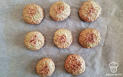 Противень застелите пергаментом для выпечки. Смоченными в воде руками сформируйте из кокосовой массы небольшие шарики и переложите их на подготовленный противень. Выпекайте кокосовое печенье в духовке, разогретой до 170 градусов, примерно 20 минут, до румяности.