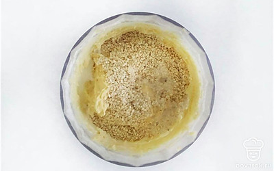 Охлажденное масло смешайте блендером с мукой, яйцом и солью. Добавьте 2 столовые ложки молока, 2 столовые ложки кунжута и тщательно перемешайте. Масса должна получиться достаточно плотной.