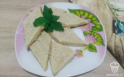 Подавайте крекеры с теплым молоком и сыром, украсив зеленью.