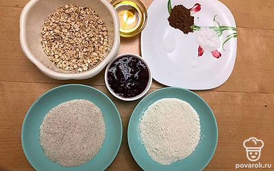 Важно использовать тёплое варенье (комнатной температуры), поэтому если оно обычно у вас храниться в холодильнике, достаньте его согреться заранее, хотя бы за пару часов. Муку лучше просеять, насытив кислородом.