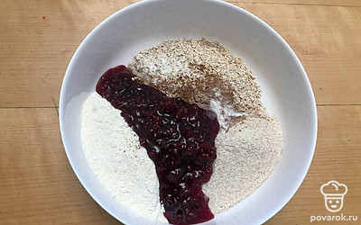 Овсяные хлопья поместите необходимо измельчить в блендере, но не сильно, не в муку. Соедините абсолютно все ингредиенты вместе, оставив немного масла для смазывания противня.