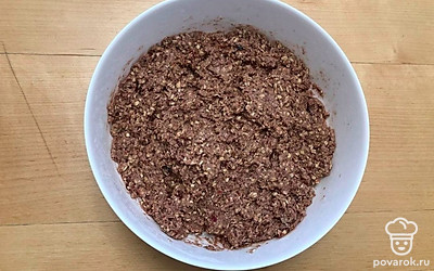 Тщательно перемешайте. Если видите, что не достигнута необходимая липкость, для лепки, добавьте ещё немного варенья. Это может произойти в случае излишней густоты варенья.