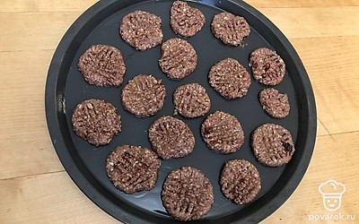 Тщательно смажьте противень. Скатывайте из полученного теста маленькие шарики и затем выкладывайте их на противень, немного приплюснув вилкой. Когда противень полностью будет заполнена, отправляйте ее в разогретую печь на 15 минут запекаться при температуре 180 градусов.